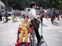 卖唱治病的乐观小伙